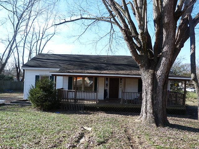 1st image of 204 Circle Dr