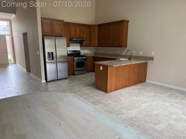 49329 Village Pointe Dr, Utica, MI 48315