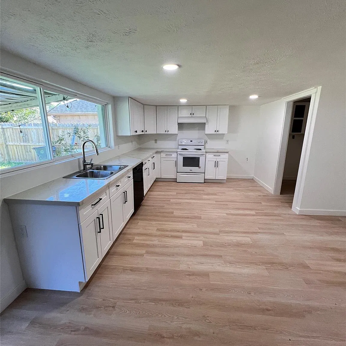 3 bed, 2.0 bath, 1528 sqft, $2,000 — Photo 3
