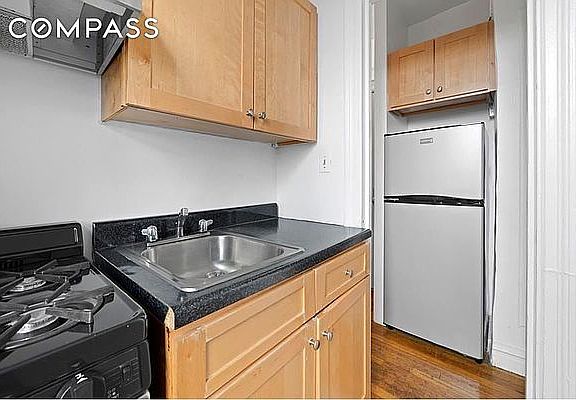 4th image of 205 W 10th St APT 5C
