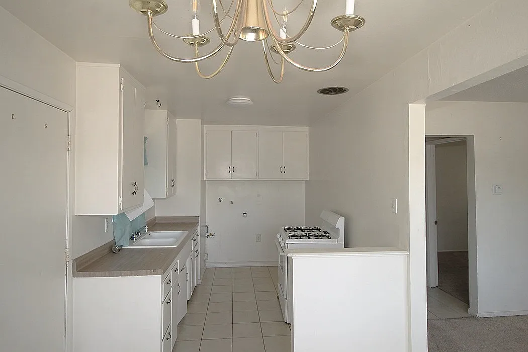 3 bed, 912 sqft, $1,700 — Photo 3