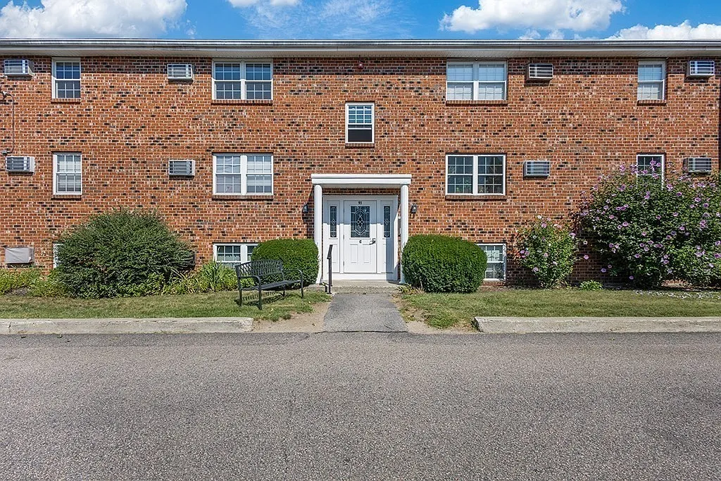 2 bed, 1.0 bath, 830 sqft, $2,300 — Photo 1