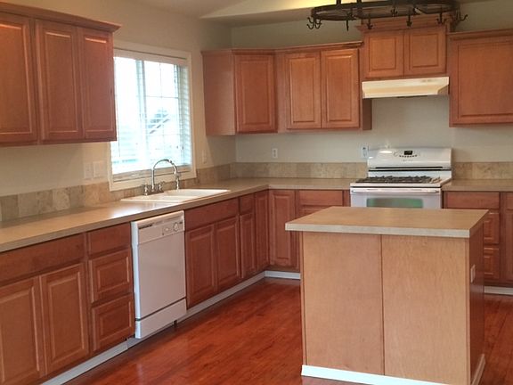 Huge Entertaining Kitchen !