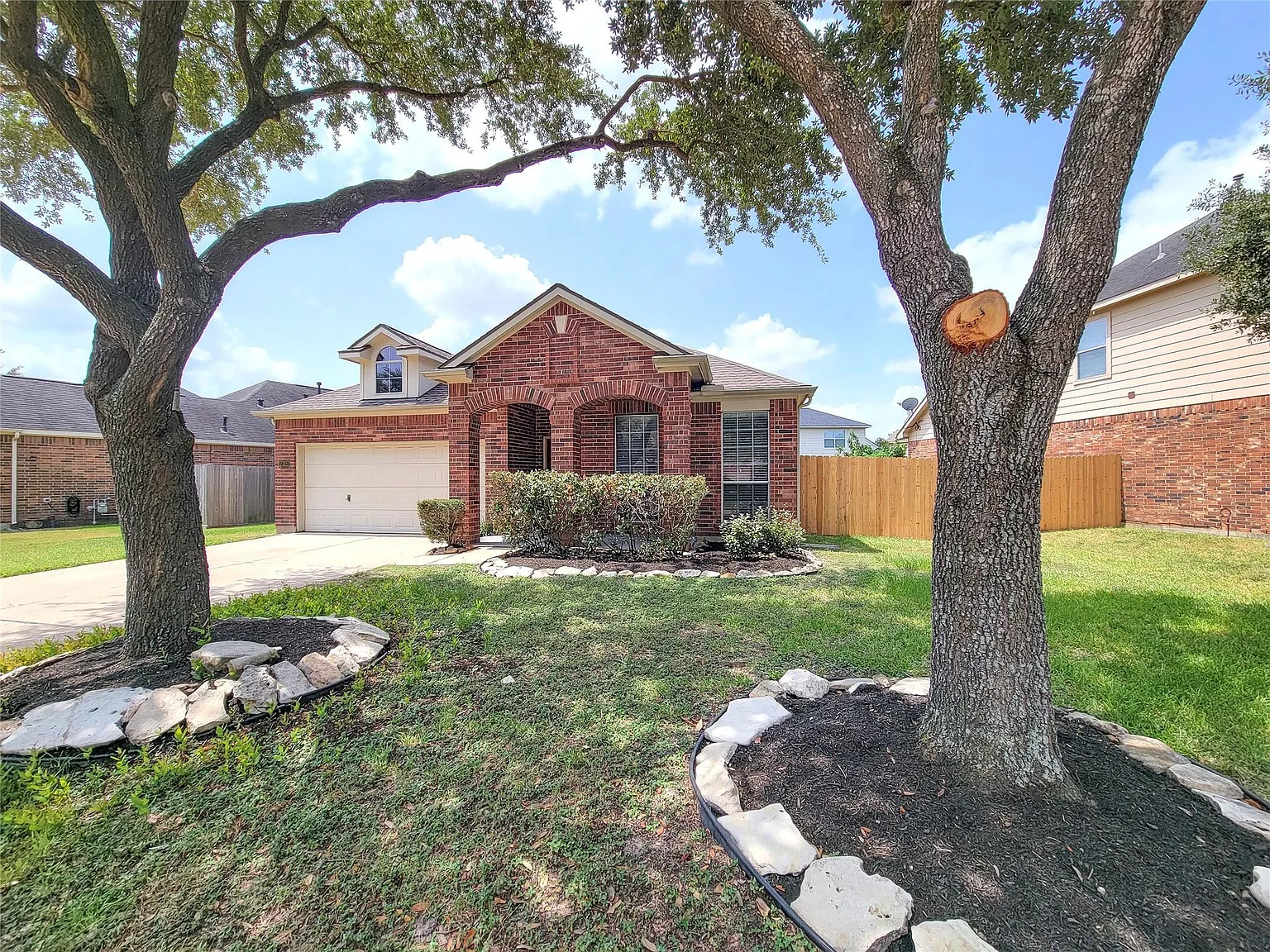 3 bed, 2.0 bath, 1870 sqft, $2,150 — Photo 2
