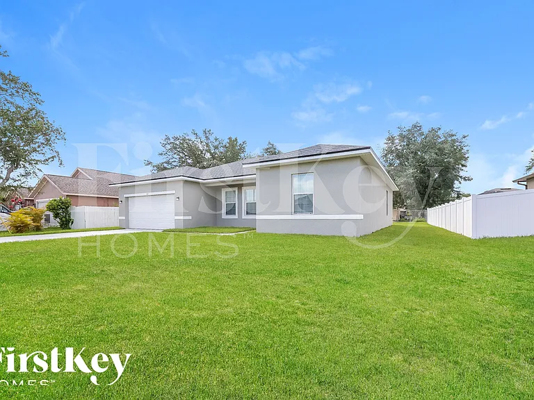 445 Eagle Dr — Photo 2