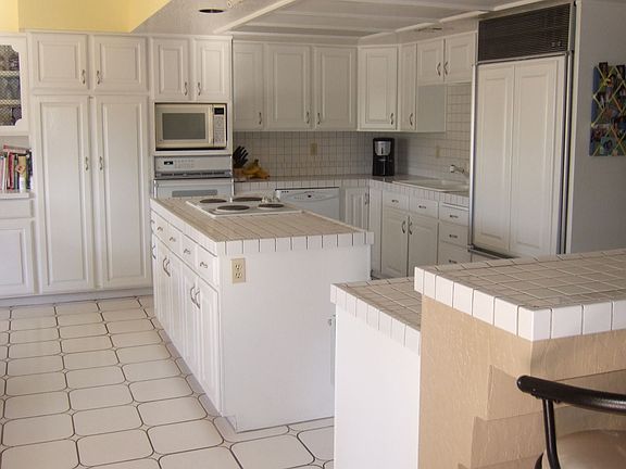 Kitchen with island and breakfast bar.