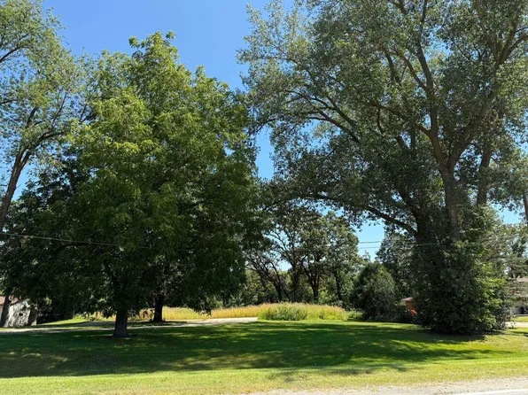 1828 Cedar View Rd, Charles City, IA 50616