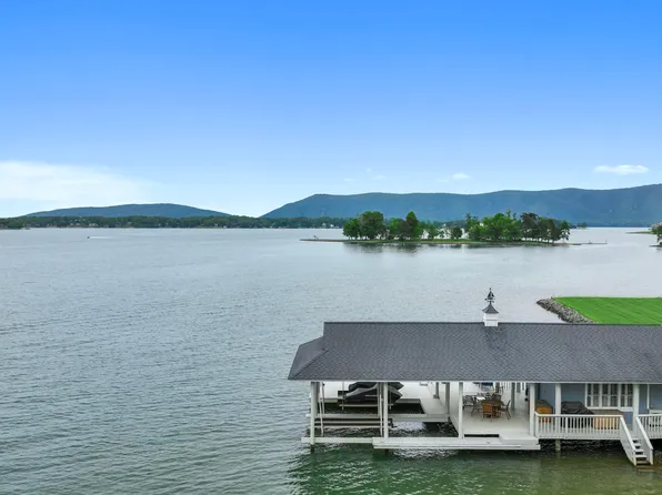 392 Carrs Point Ln, Moneta, VA 24121