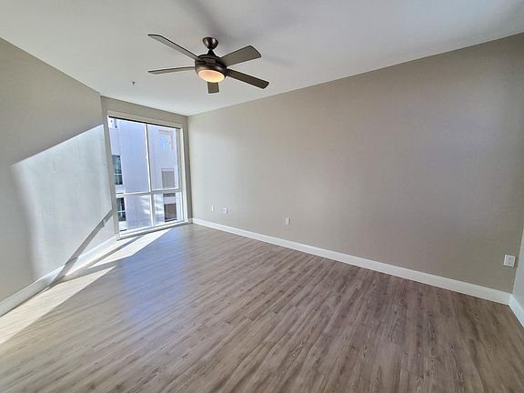 4th image of 553 W Date St #717