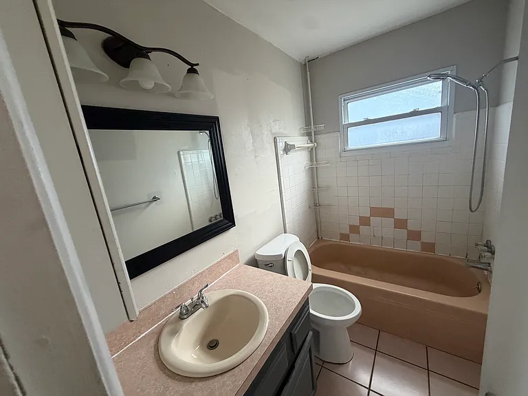 3550 Kingston St N — Photo 7