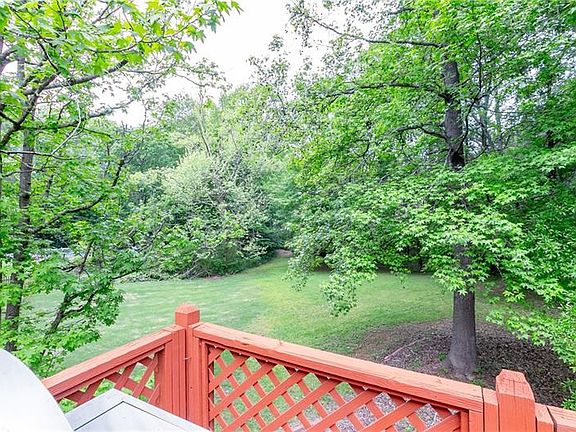 5th image of 829 Pinehurst Dr