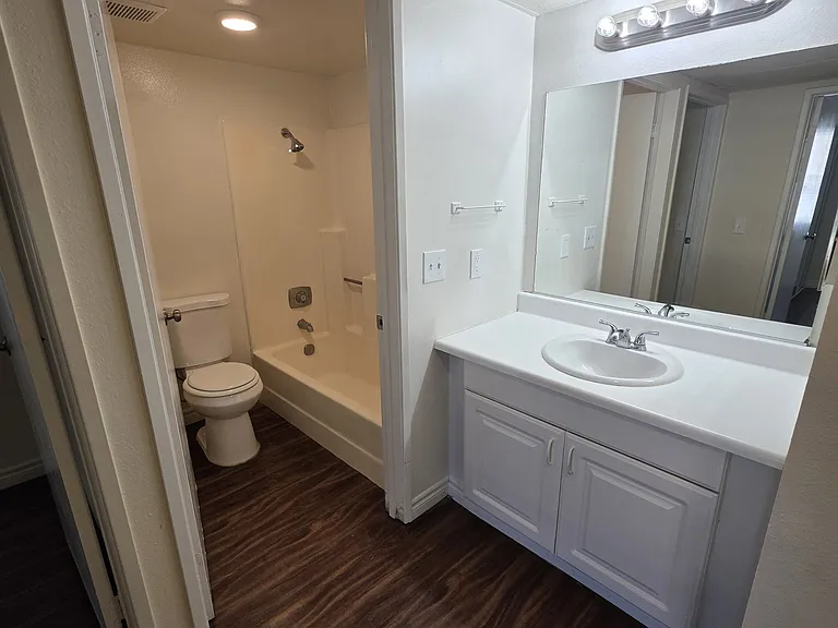 344 W Chevy Chase Dr #7 — Photo 18