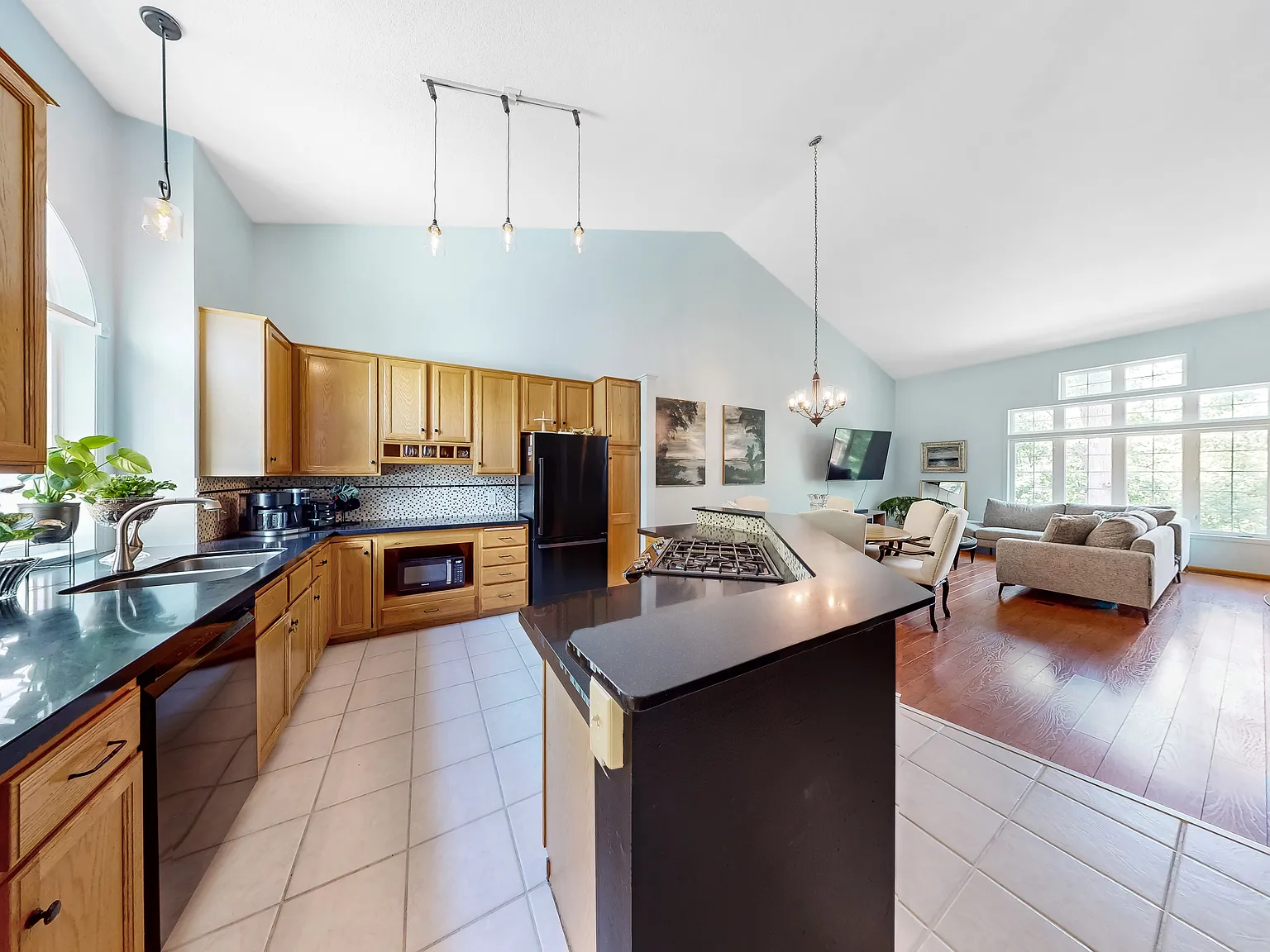 3 bed, 2500 sqft, $4,800 — Photo 2
