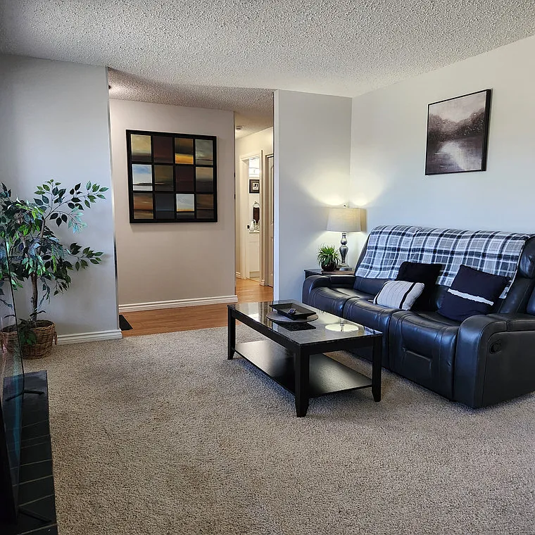 19 Newcombe Cres — Photo 4