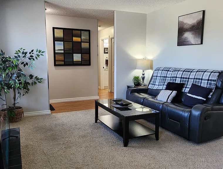 19 Newcombe Cres #M — Photo 4