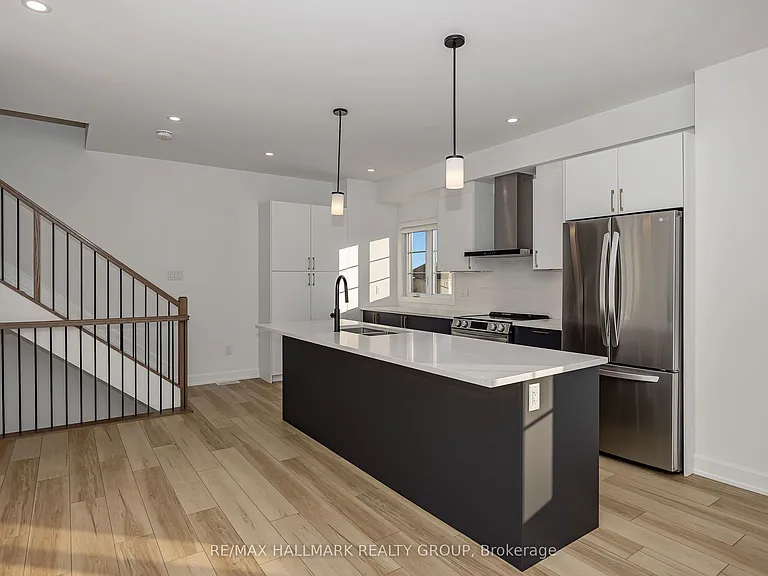 422 Rolling Meadow Cres — Photo 13