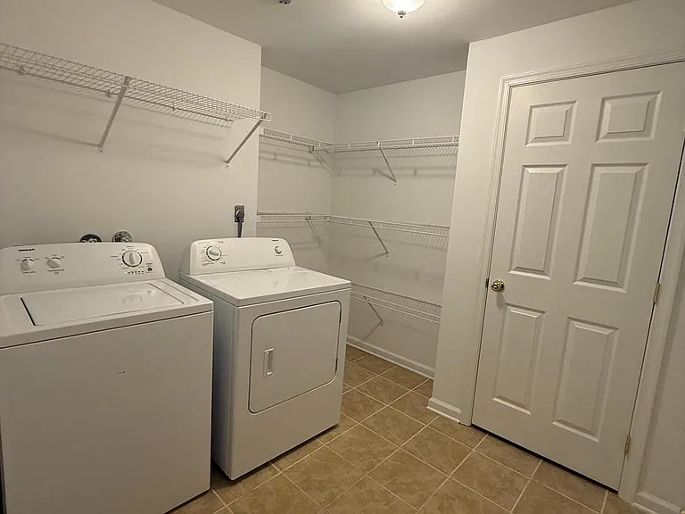 1554 Beverly Ct — Photo 45