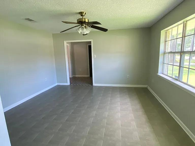 1006 E Hazel St — Photo 2