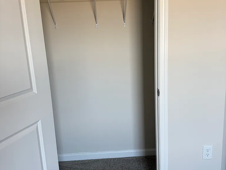 124 Essex Dr — Photo 16