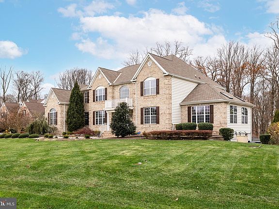 3rd image of 30 Sherwood Ln