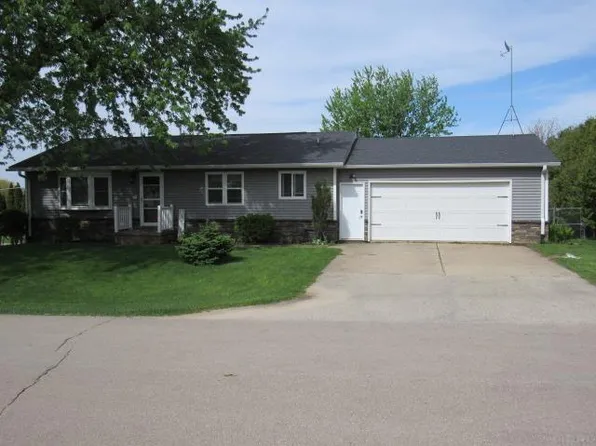 21121 Western Dr, Monticello, IA 52310
