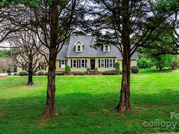 3rd image of 202 Knollwood Dr