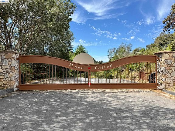 2nd image of 905 Moon Valley Ranch Rd