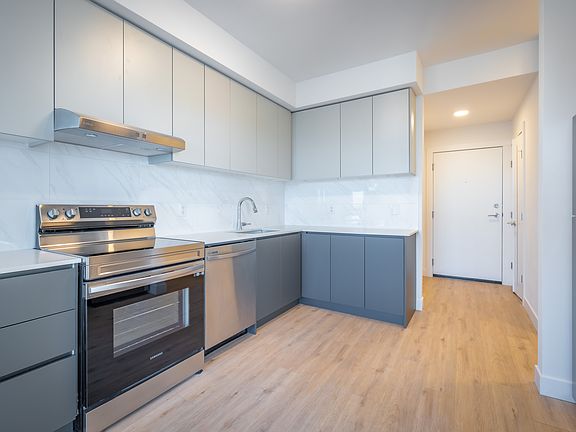 5th image of 2590 Lonsdale Ave