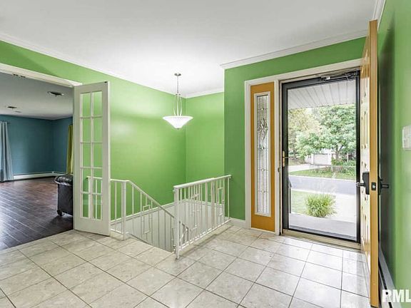 4th image of 909 W Burnside Dr