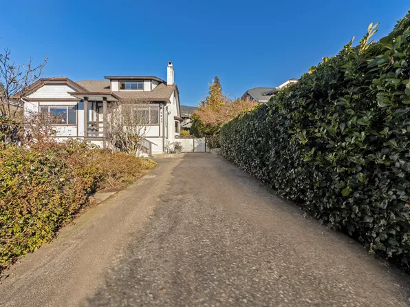 2317 Kings Ave, West Vancouver, BC V7V 2C3