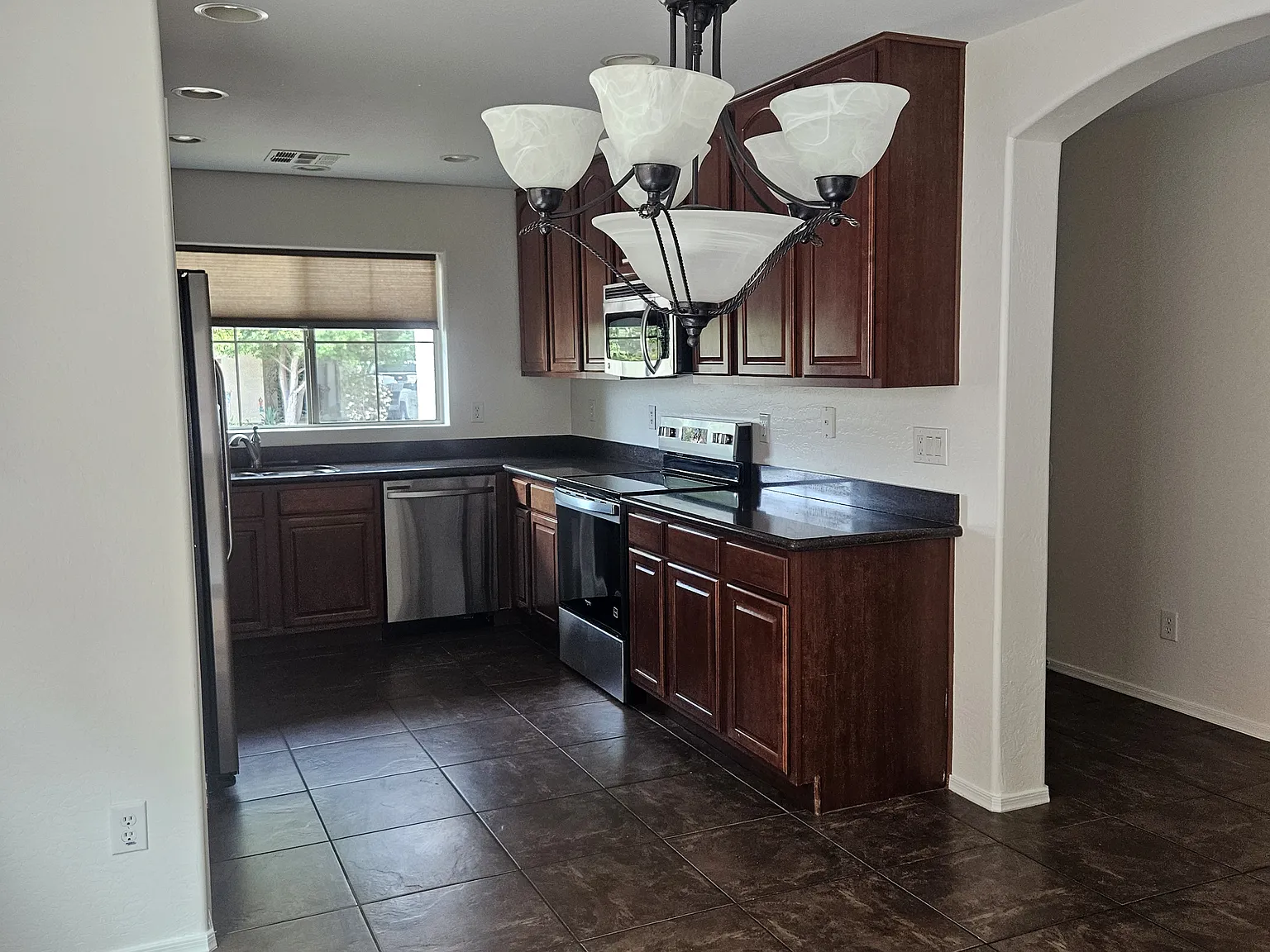 3 bed, 1620 sqft, $2,100 — Photo 3