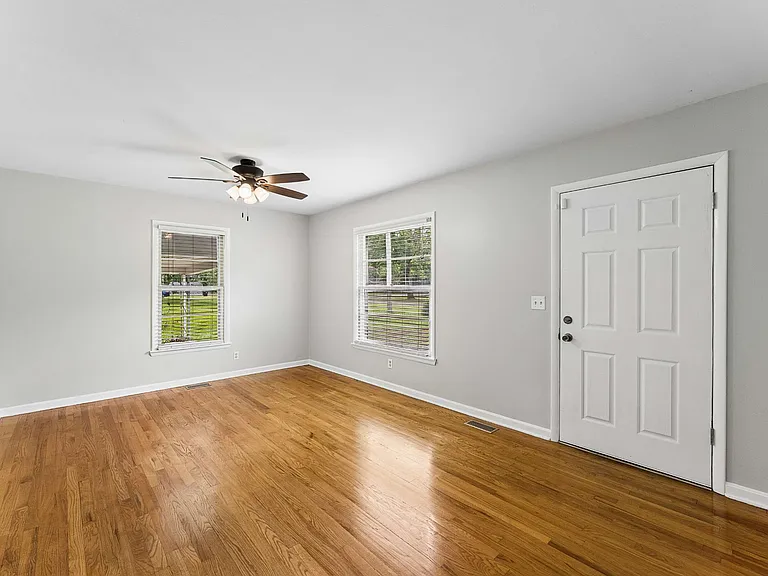 900 Velma Ln — Photo 3