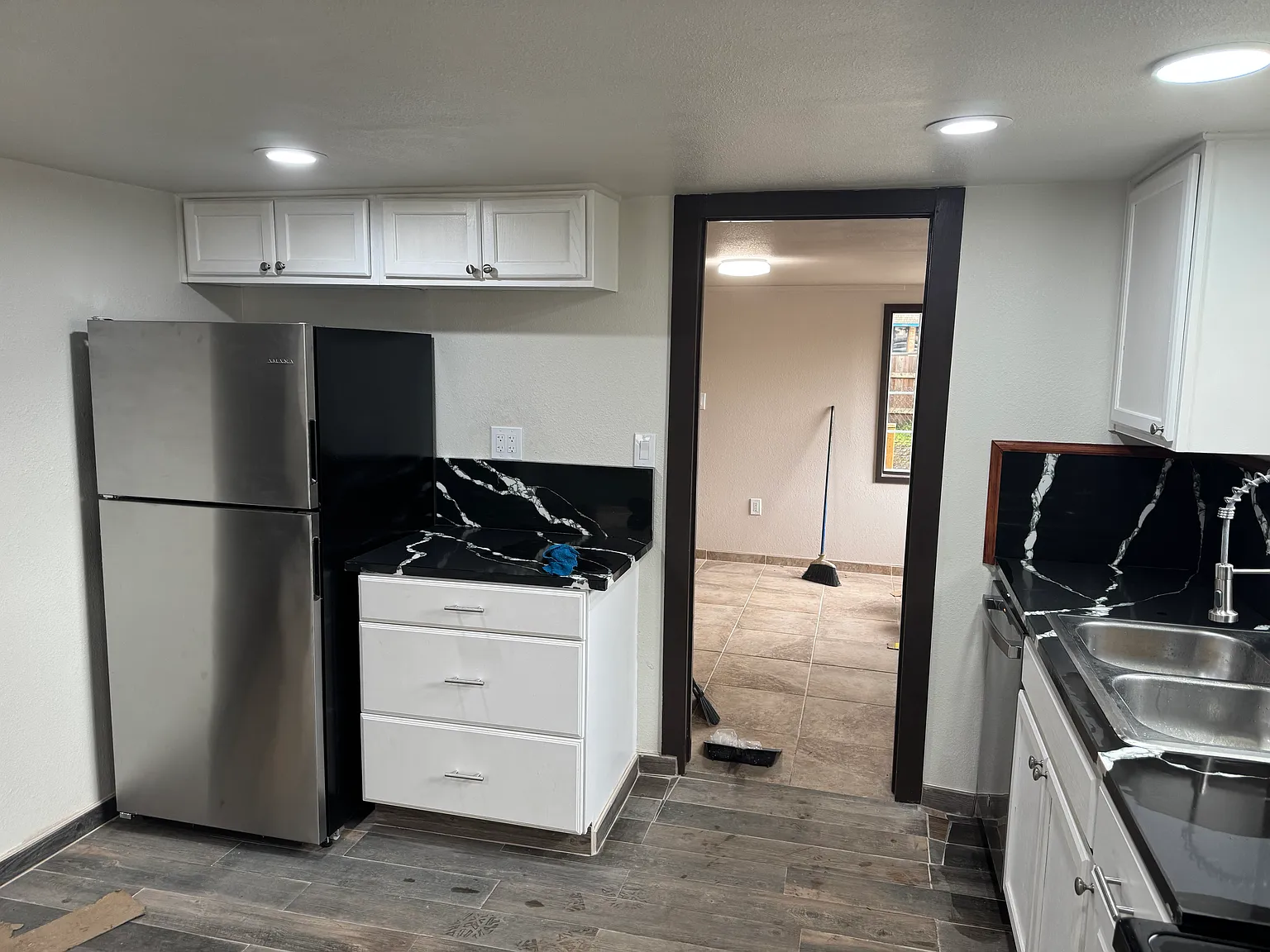 2 bed, 600 sqft, $2,070 — Photo 2