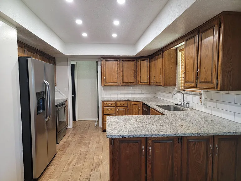 312 Rosanne St — Photo 5