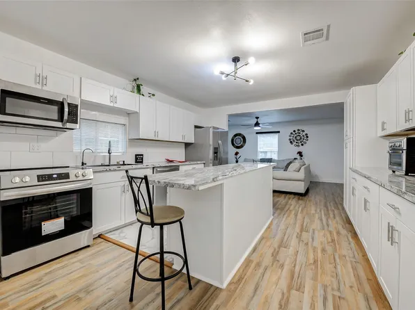 706 Beaumont St, Anahuac, TX 77514