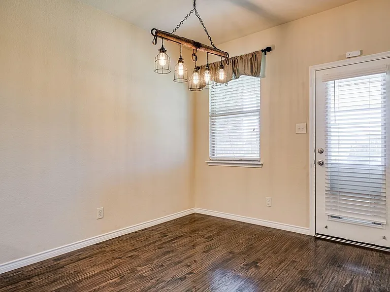 940 Lancashire Ln — Photo 12