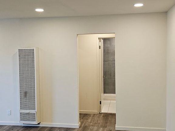 3rd image of 2483 Middlefield Rd APT 3