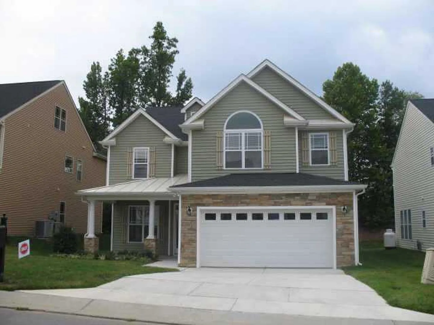 Coming Soon One Month Free Rent ! Discover Your New Haven! This Home Offers A Perfect Blend Of Co... — Photo 4