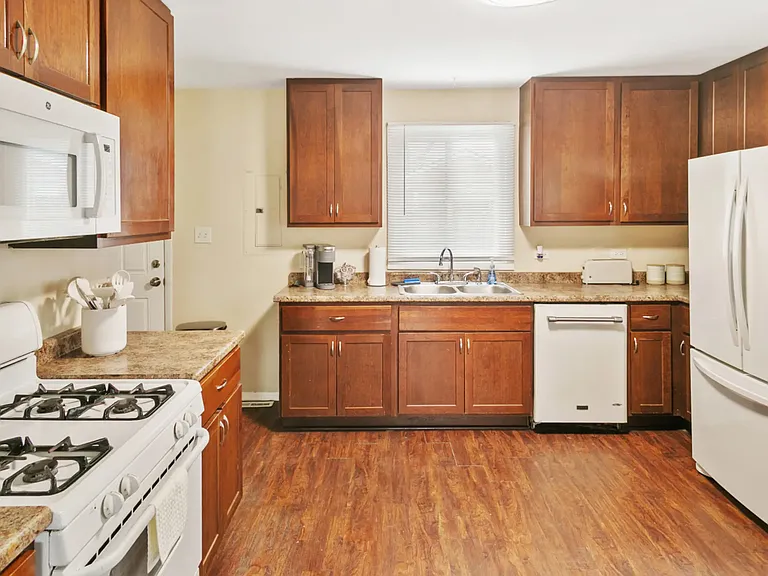 2121 Western Ave — Photo 31