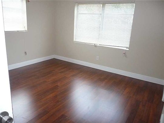 3rd image of 192 SE 10th Ct