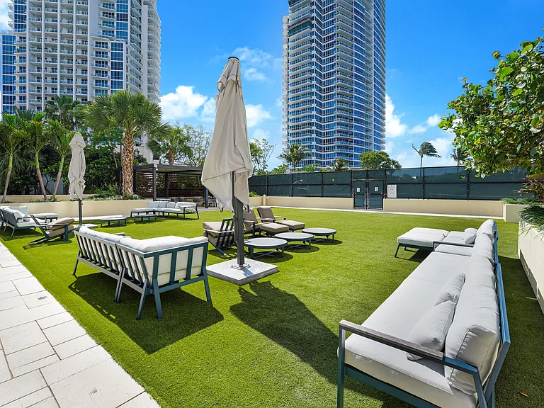 300 S Pointe Dr #405 — Photo 69