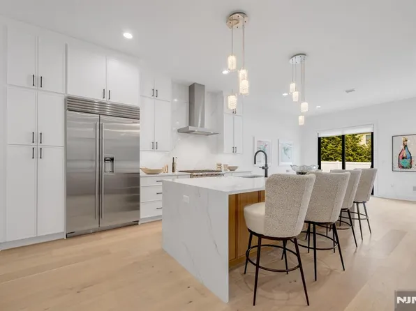 15 Feldman Ct, Paramus, NJ 07652