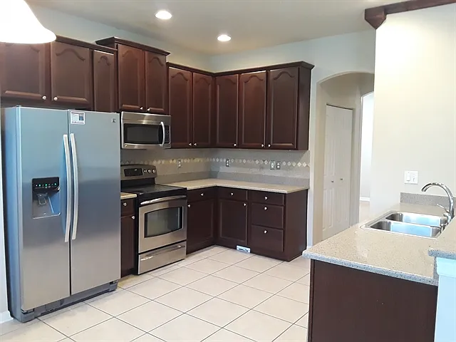 4 bed, 2.5 bath, 2012 sqft, $2,350 — Photo 2
