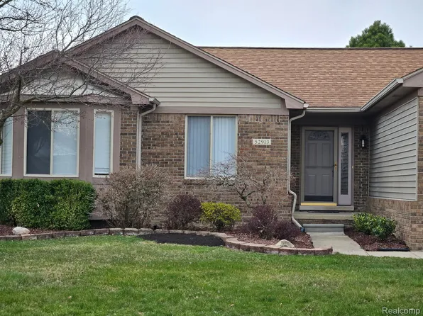 52913 Cross Creek Dr, Chesterfield, MI 48047