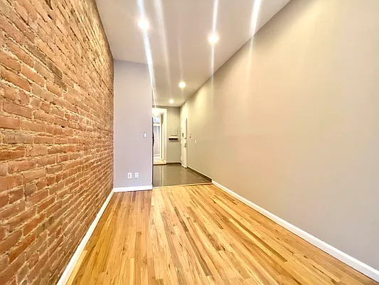 Rented by Astoria Realty | media 4