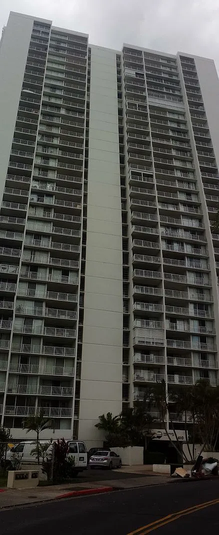 Pearlridge Pearl Two 2 Bedroom 1 Bedroom 1 Parking Condominium Overlooking the Coastline — Photo 1