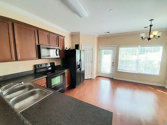 3rd image of 2021 Hemlock Dr