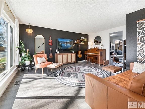 5th image of 1049 Briarwood Dr APT 3