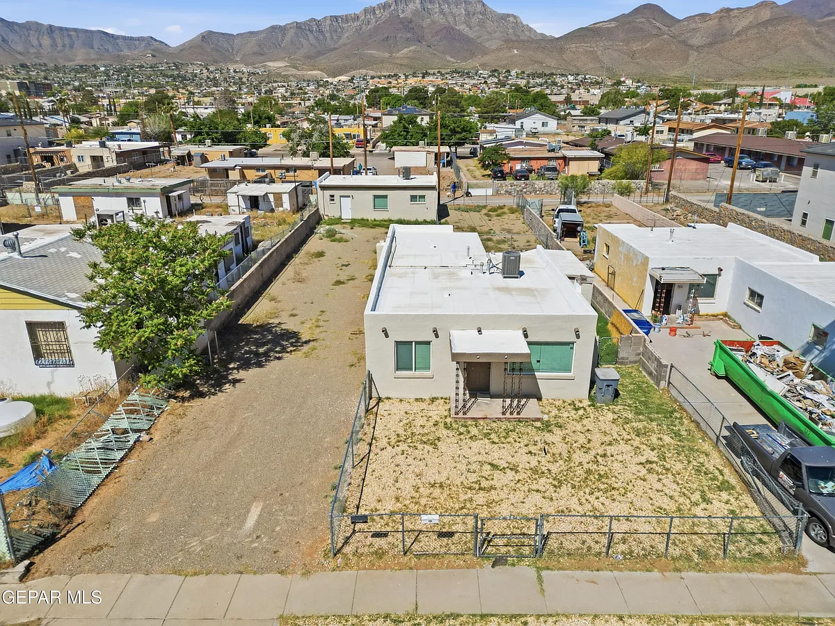 Building Photo - 8929 Robert Dr #EL