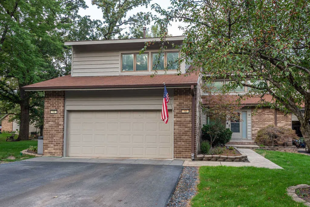 12 Commons Dr photo 1